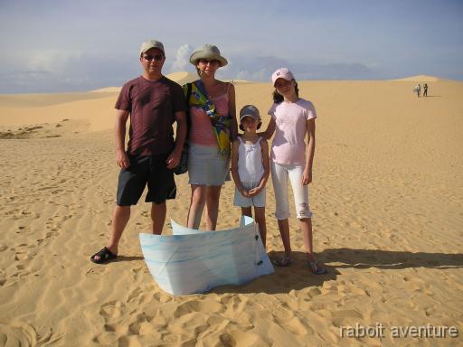 028_mn_2203_ family_ dune Lan qui nous a pris en photo, l'occastion d'changer avec lui un peu sur sa vie, il est joyeux et ri tout le temps, mais il ne perd pas le nord quand il s'agit de faire un peu de commerce.